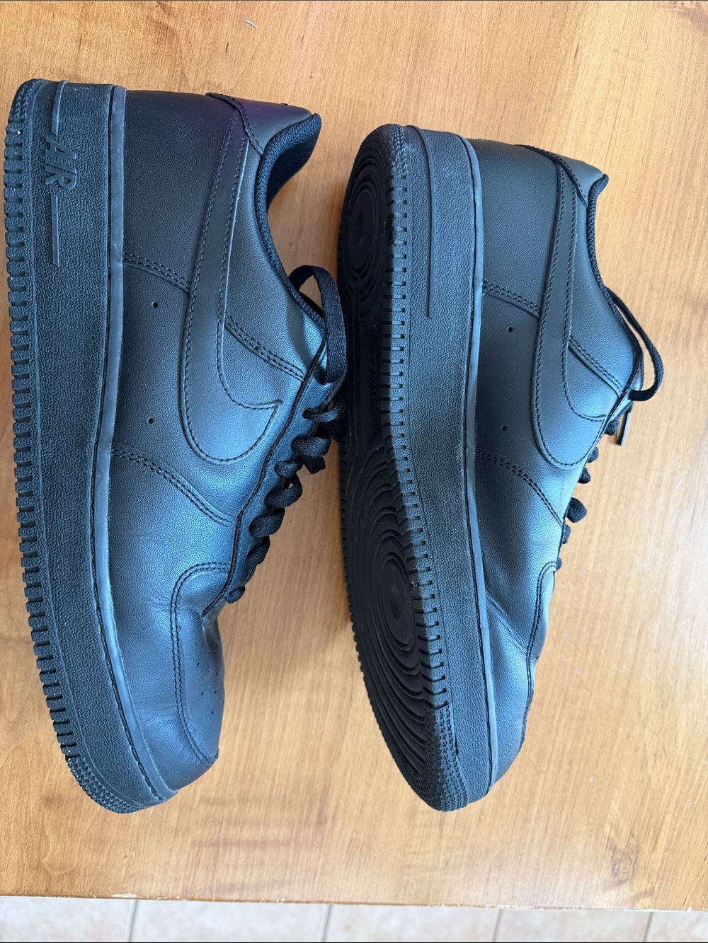 Nike Air Force l -like new Black Low-Top Leather Sneakers